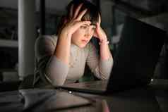 移动PC网络安全女人压力焦虑担心坏错误问题在线数据问题错误沮丧工人强调金融损失屏幕晚上办公室