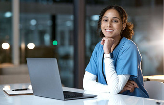 医生电脑黑色的女人肖像医疗保健办公室晚上工作网络研究移动PC健康工人护士幸福医学分析技术黑暗