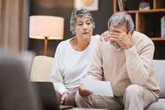 压力金融高级夫妇规划退休抵押贷款焦虑伤心养老金文书工作抑郁症审计上了年纪的男人。女人金融危机保险错误