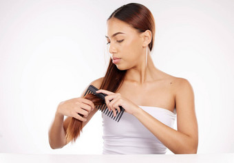 头发护理头发风格女人梳子头发沙龙白色工作室背景头发颜色样式女梳理头头发治疗头发减少健康的头发美水疗中心