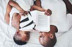 故事的意思卧室年轻的夫妇阅读书床上首页