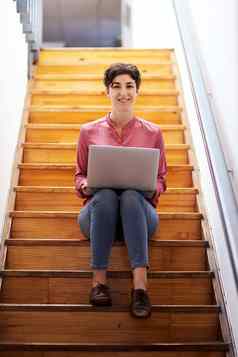 技术至关重要的业务完整的长度肖像有吸引力的年轻的女商人坐着楼梯移动PC办公室