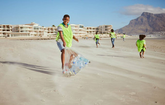 男孩肖像垃圾集合袋海滩浪费管理海洋清洁海社区服务快乐孩子们气候改变清洁<strong>志愿服务</strong>塑料自然回收学校