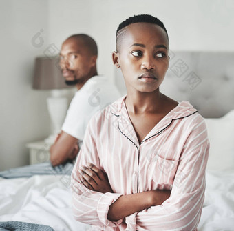 压力抑郁症婚姻黑色的夫妇床上首页愤怒的论点战斗精神健康的关系离婚问题女人男人。沮丧抑郁卧室思考