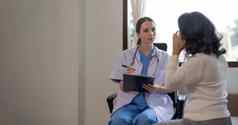 亚洲女病人经历健康检查女医生听诊器检查心率护士健康护理概念
