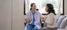 亚洲女病人经历健康检查女医生听诊器检查心率护士健康护理概念