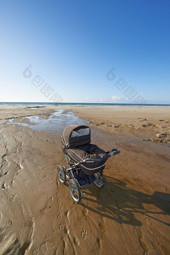 被遗弃的被遗弃的婴儿巡回演出的演员海滩日德兰半岛丹麦