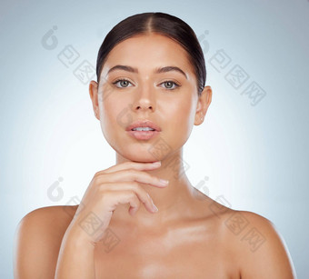 肖像美丽的女人光滑的发光的皮肤Copyspace摆姿势袒胸触碰下巴高加索人模型孤立的灰色工作室背景健康的护肤品例程