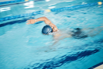 男人。运动模糊自由泳中风游泳池体育健康培训锻炼身体医疗保健锻炼健身速度游泳运动员运动员水竞争有氧运动挑战