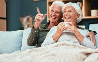 夫妇<strong>退休</strong>上了年纪的看电视沙发上家庭首页放松有趣的显示电影兴奋幸福咖啡<strong>退休</strong>男人。女人快乐