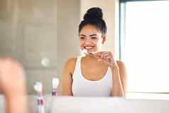 明亮的新鲜的开始一天年轻的女人刷牙牙齿浴室