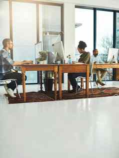 集中个人任务商人工作相反结束桌子上办公室