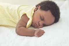 日益增长的睡觉婴儿女孩睡着了床上首页