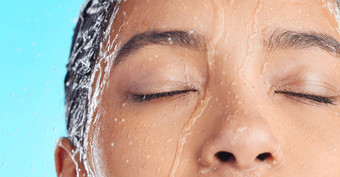 淋浴水脸清洁黑色的女人洗液体水合作用美医疗保健护肤品卫生护理工作室水疗中心沙龙放松特写镜头模型孤立的蓝色的背景