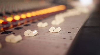 电子混合机声音董事会甲板广播生产广播尺度工作室娱乐设备音乐媒体开关音频工程记录机控制房间