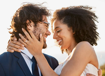 婚礼拥抱婚姻跨种族夫妇自然快乐信任承诺户外婚姻海模拟幸福微笑新娘男人。西装事件