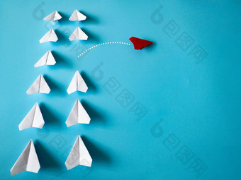 红色的纸飞机折纸离开白色飞机蓝色的背景可定制的空间文本领导技能概念