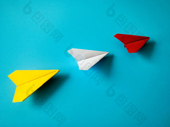 红色的纸飞机<strong>折纸</strong>领先的白色黄色的飞机<strong>蓝色</strong>的背景可定制的空间文本领导技能概念