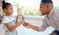 黑色的家庭爱父亲跳舞女孩有趣的成键首页快乐微笑父孩子持有手跳舞玩护理享受质量时间房子
