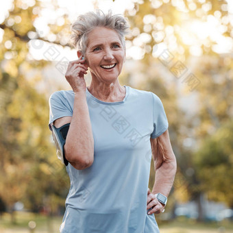 高级女人运行户外快乐音乐音频播客生活方式动机跑步者健身锻炼锻炼上了年纪的运动员微笑培训运行休息自然公园