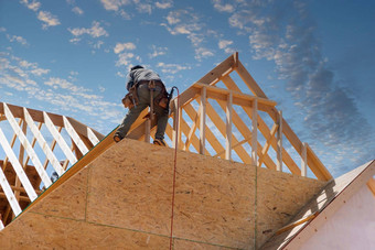 构建木屋顶椽木材梁框架<strong>桁架</strong>帧建设坚持房子建设