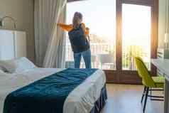 旅游女人酒店卧室行李站窗口旅行假期概念