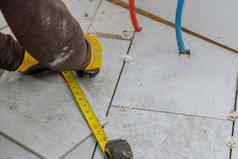 准备铺设地板上瓷砖承包商措施陶瓷瓷砖减少个人块