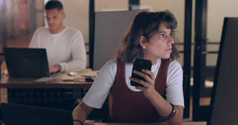 业务女人累了智能手机晚上阅读在线工作场所压力倦怠女员工顾问管理员工作晚些时候精神健康抑郁症时间表