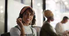 电话销售调用中心脸女人客户服务crm咨询在线支持联系客户支持肖像顾问微笑桌子上工作