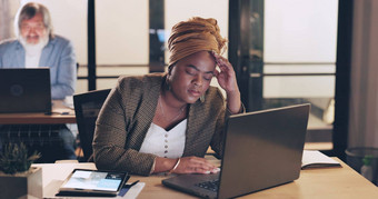 业务压力黑色的女人办公室晚上过度劳累非洲美国女员工管理员抑郁症累了倦怠的最后期限在线时间表焦虑