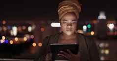 平板电脑晚上阳台业务黑色的女人研究工作户外办公室金融会计数据女员工在线搜索应用程序