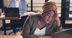 业务压力黑色的女人办公室晚上过度劳累非洲美国女员工管理员抑郁症累了倦怠的最后期限在线时间表焦虑