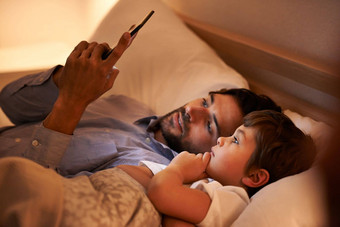 现代睡觉前故事父亲阅读睡觉前故事儿子电子阅读器