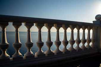 经典<strong>栏杆</strong>路堤海白色阳台海散步美丽的视图海清晰的一天特写镜头<strong>栏杆</strong>海