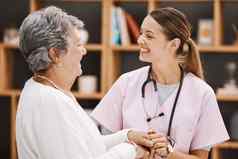 医疗保健保险高级女人病人护士咨询检查退休首页医疗支持健康医学专业会说话的成熟的女