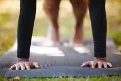 手健身推女人公园健康健康强度体育自然女运动员培训锻炼锻炼在户外强大的肌肉能源健康的身体
