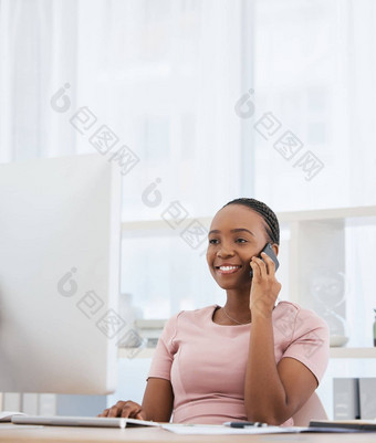 黑色的女人电话调用电脑业务办公室网络金融销售交易投资谈判快乐微笑会说话的金融工人公司沟通技术调查