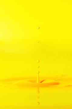 下降瀑布厚液体黄色的背景摘要色彩斑斓的背景
