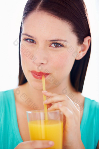 开始一天新鲜的玻璃橙色汁肖像有吸引力的年轻的女人喝着橙色汁稻草