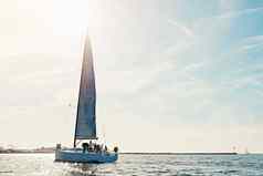 海游艇航行海洋假期夏天阳光水镜头耀斑假期冒险船巡航旅行人太阳蓝色的天空自然放松模型