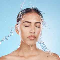 女人洗脸水飞溅护肤品蓝色的背景工作室医疗保健健康巴西浴室卫生护理梳理美模型水下降面部清洁湿淋浴