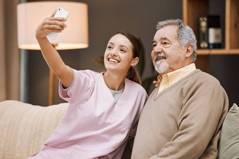 护士自拍男人。护理<strong>首页</strong>智能手机微笑<strong>图片</strong>照顾者退休健康摄影电话护理年轻的女人护理上了年纪的男人。健康