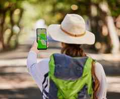 导航电话女人徒步旅行森林锻炼冒险健康自然全球定位系统(gps)应用程序方向女徒步旅行者徒步旅行户外小道森林移动地图