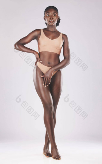 黑色的女人模型内衣工作室时尚美身体护理白色背景非洲女人内衣比基尼健康的身体化妆品腿自信皮肤健康