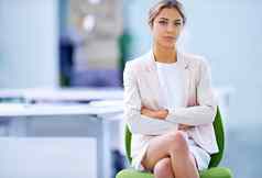 妍承诺职业生涯肖像自信年轻的女商人坐着办公室椅子