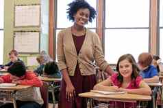 教育学习肖像老师女孩写作考试测试蒙特梭利学校学生黑色的女人快乐孩子们桌子上监控增长发展学校孩子