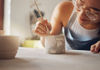 女人陶器工作室绘画车间<strong>雕塑</strong>产品有创意的制造业设计启动画家<strong>陶瓷</strong>刷过程艺术模式生产小业务
