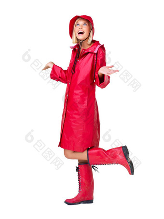冬天红色的雨衣女人白色背景微笑内容快乐心态有<strong>创意</strong>的审美天气孤立的完整的身体女孩靴子风格时尚的<strong>衣服</strong>时尚