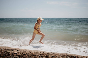 可爱的女孩运行<strong>海滨</strong>清晰的蓝色的海喜乐射线<strong>夏天</strong>太阳美丽的女孩黄色的泳衣运行有趣的热带海滩