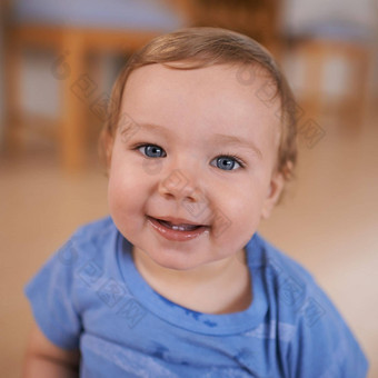 最可爱的微笑肖像可爱的婴儿坐着地板上